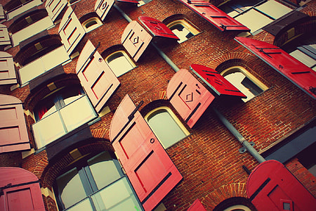 red wooden windows thumbnail