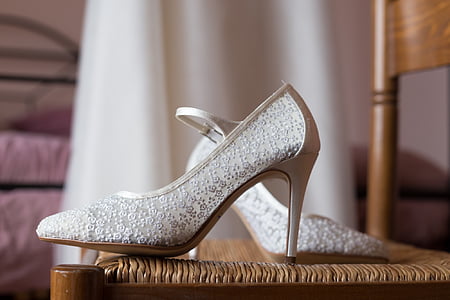 pair of women's white pumps thumbnail