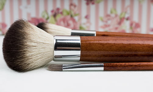 close up photography of makeup brushes on table thumbnail