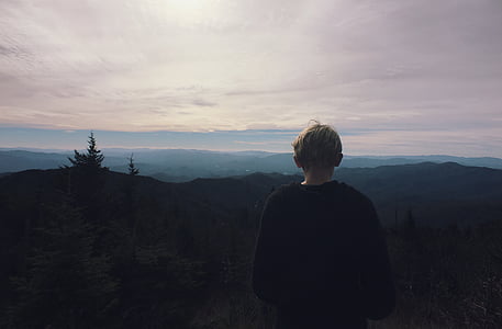 boy standing on the cliff thumbnail