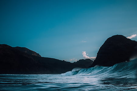 sea wave under blue sky thumbnail