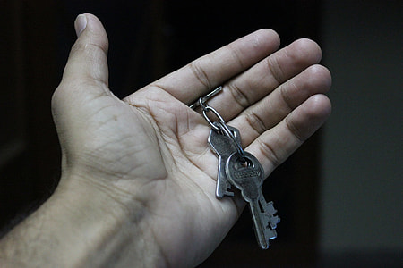 grey metal keys on left hand thumbnail