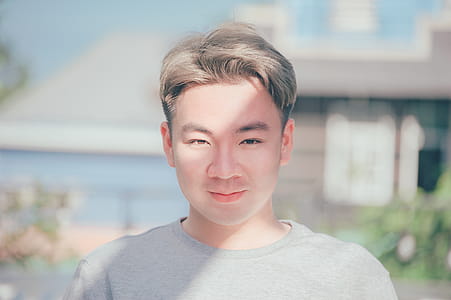 Man in Gray Crew-neck Shirt Smiling on Focus Photo thumbnail