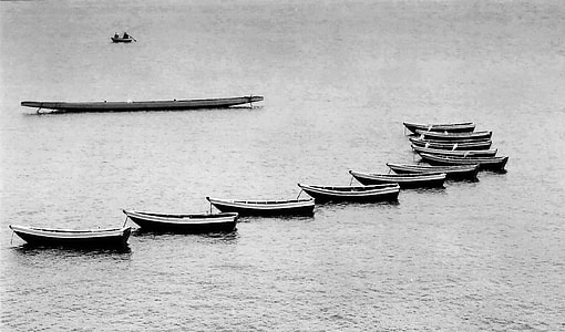 Boats in the water in Saikung Harbour, Hong Kong thumbnail