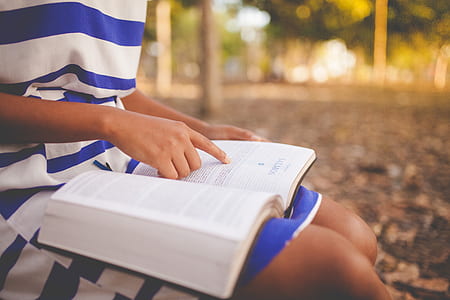 girl reading book thumbnail
