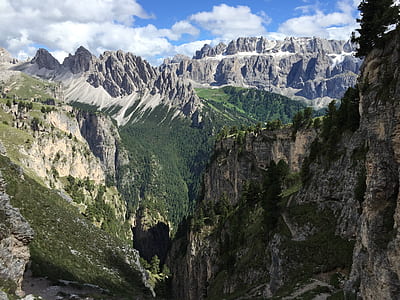 mountain under sunny sky thumbnail