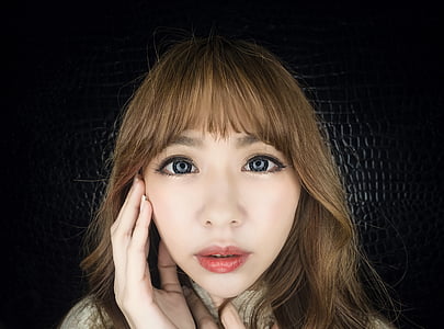 woman's blonde hair thumbnail