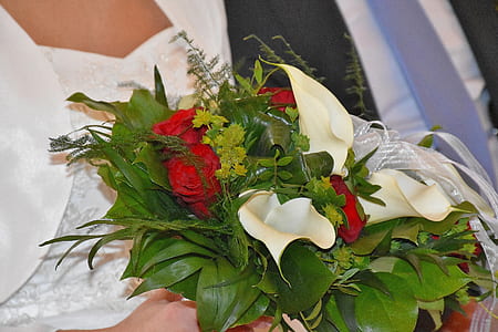 bride holding red rose flowers and white calla lilies bouquet thumbnail