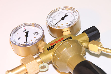 manifold gauge on white surface thumbnail