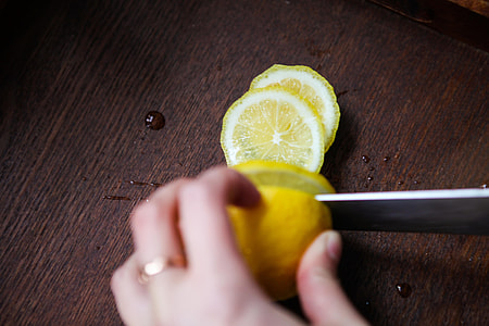 person slicing lemon thumbnail
