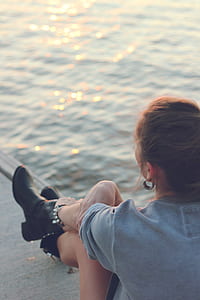 Girl at the water thumbnail