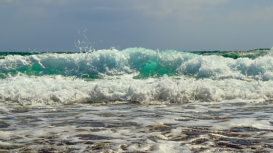 photography of sea waves thumbnail