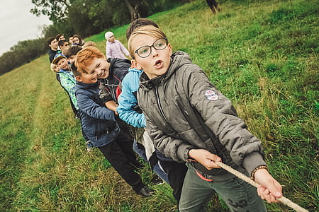 children playing tag of war thumbnail