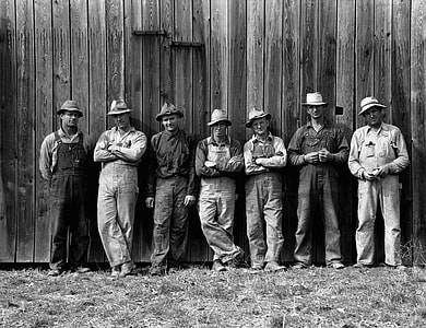 Photo of farmers in West Carlton in 1939 in Oregon thumbnail