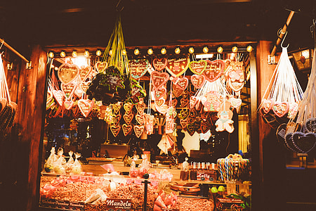 Gingerbread hearts on the Christmas market thumbnail