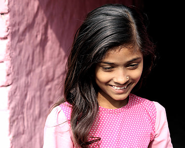 girl wearing pink top thumbnail