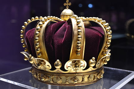 macro shot of gold-colored crown thumbnail
