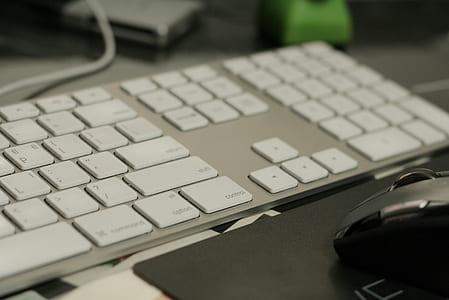 white and gray keyboard near black computer mouse thumbnail