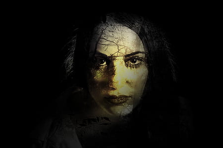 woman with cracked powders thumbnail