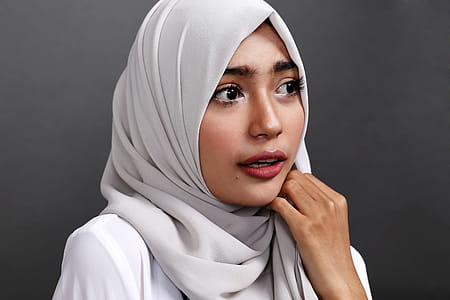 Woman Wearing White Hijab Veil thumbnail