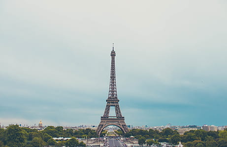 Eiffel Tower during daytime thumbnail