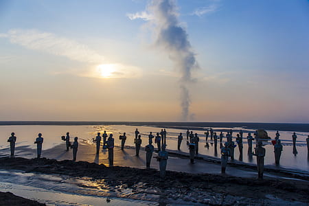 people on sea shore thumbnail