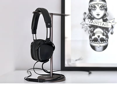 black headphones thumbnail