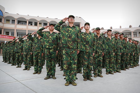 soldiers saluting thumbnail