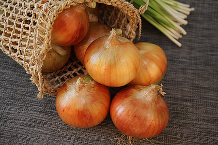 pile of red onions thumbnail