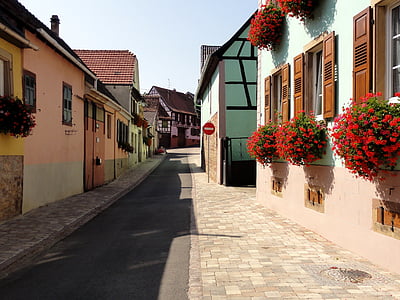 empty alley between buildings thumbnail