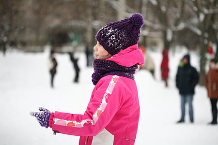 girl wearing purple bobblehat thumbnail