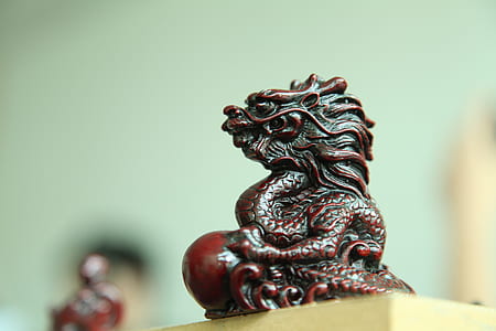 selective focus photography of foo dog figurine thumbnail