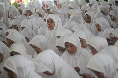 group of women wearing white hijab headdresses thumbnail