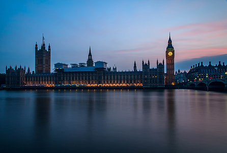 Big Ben under blue sky during dusk thumbnail