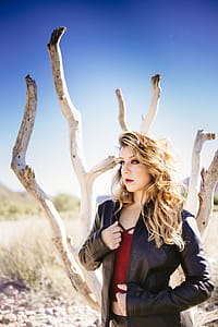 Bri and Dead Tree, Salt River, Arizona thumbnail