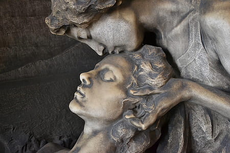 man and woman monument thumbnail