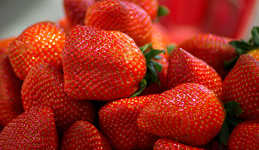 pile of strawberries thumbnail