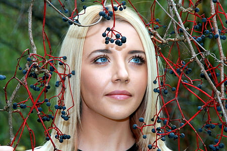photography of women's blonde haired thumbnail