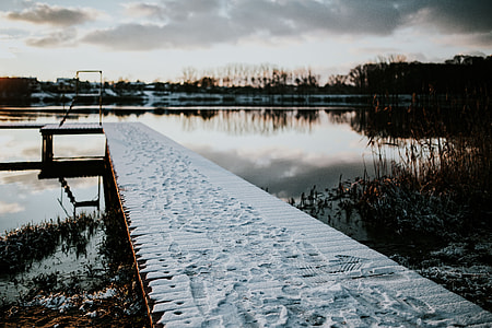 Winter walk by the lake thumbnail