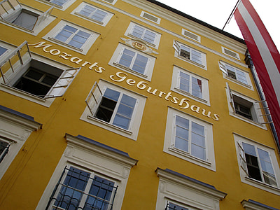 Mozart's birthplace at Getreidegasse 9 in Salzburg, Austria thumbnail