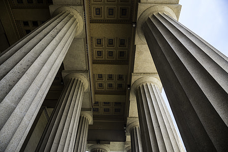 Columns and the roof of the Parthenon in Nashville thumbnail