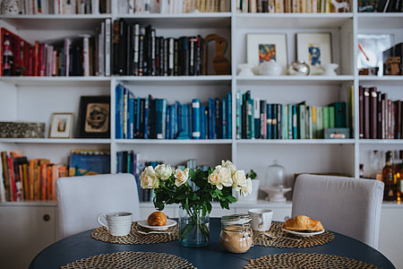 Round breakfast table with white flowers and golden coffee mats thumbnail
