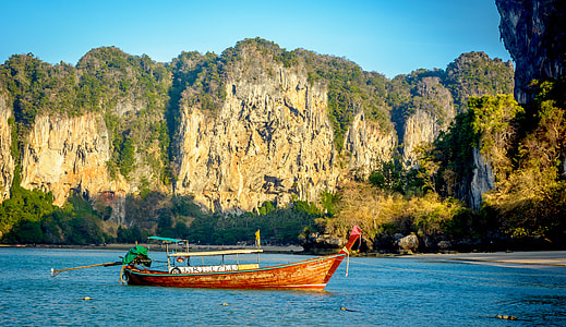 boat at Hanoi Bay thumbnail
