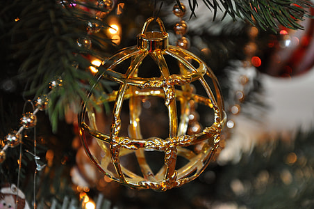 gold-colored bauble closeup photography thumbnail