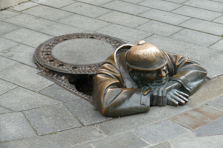 man in hole statue thumbnail
