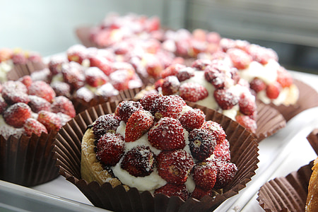cupcakes with strawberries on top thumbnail