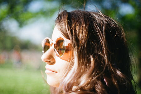 closeup photo of woman wearing sunglasses thumbnail
