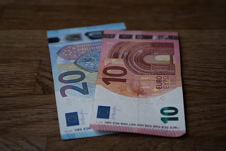 20 and 10 euro banknotes thumbnail