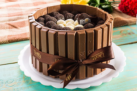 round Kitkat chocolate cake thumbnail