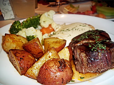 grilled steak with broccoli and cauliflowers thumbnail